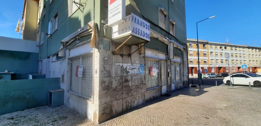 Estabelecimento comercial c/ recheio - (c/49,49m²) - Mina de Água / Amadora
